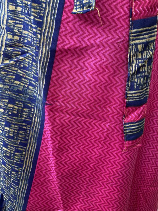 Wikkelrok passend van maat XS tot en met XXL. Gemaakt van twee vintage sari's uit India. De rok valt tot aan de enkel. De rok is aan twee zijden draagbaar, ofwel reversible. Voor en achterkant verschillen volledig van elkaar. Superleuk, upcycled en sustainable kledingstuk voor in je garderobe, en ook heerlijk voor mee op reis-want je hebt een 2 in 1 rok!