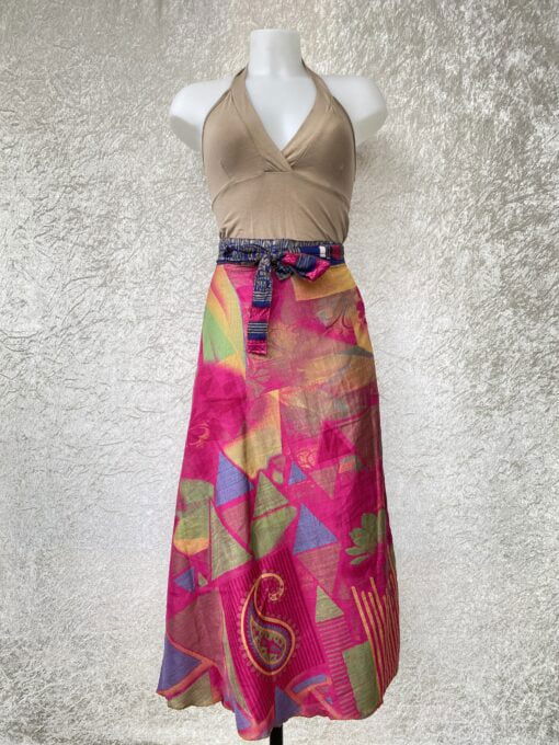 Wikkelrok passend van maat XS tot en met XXL. Gemaakt van twee vintage sari's uit India. De rok valt tot aan de enkel. De rok is aan twee zijden draagbaar, ofwel reversible. Voor en achterkant verschillen volledig van elkaar. Superleuk, upcycled en sustainable kledingstuk voor in je garderobe, en ook heerlijk voor mee op reis-want je hebt een 2 in 1 rok!