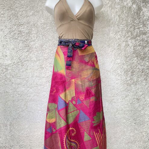 Wikkelrok passend van maat XS tot en met XXL. Gemaakt van twee vintage sari's uit India. De rok valt tot aan de enkel. De rok is aan twee zijden draagbaar, ofwel reversible. Voor en achterkant verschillen volledig van elkaar. Superleuk, upcycled en sustainable kledingstuk voor in je garderobe, en ook heerlijk voor mee op reis-want je hebt een 2 in 1 rok!