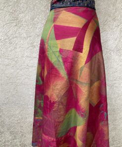 Wikkelrok passend van maat XS tot en met XXL. Gemaakt van twee vintage sari's uit India. De rok valt tot aan de enkel. De rok is aan twee zijden draagbaar, ofwel reversible. Voor en achterkant verschillen volledig van elkaar. Superleuk, upcycled en sustainable kledingstuk voor in je garderobe, en ook heerlijk voor mee op reis-want je hebt een 2 in 1 rok!