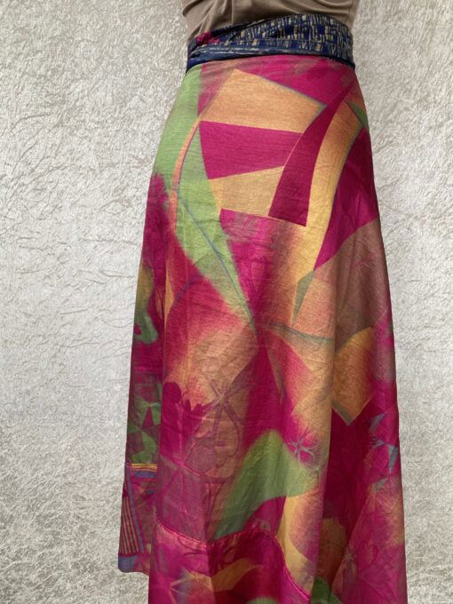 Wikkelrok passend van maat XS tot en met XXL. Gemaakt van twee vintage sari's uit India. De rok valt tot aan de enkel. De rok is aan twee zijden draagbaar, ofwel reversible. Voor en achterkant verschillen volledig van elkaar. Superleuk, upcycled en sustainable kledingstuk voor in je garderobe, en ook heerlijk voor mee op reis-want je hebt een 2 in 1 rok!