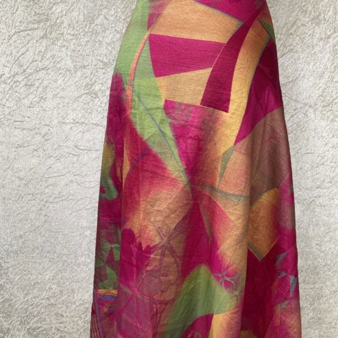 Wikkelrok passend van maat XS tot en met XXL. Gemaakt van twee vintage sari's uit India. De rok valt tot aan de enkel. De rok is aan twee zijden draagbaar, ofwel reversible. Voor en achterkant verschillen volledig van elkaar. Superleuk, upcycled en sustainable kledingstuk voor in je garderobe, en ook heerlijk voor mee op reis-want je hebt een 2 in 1 rok!