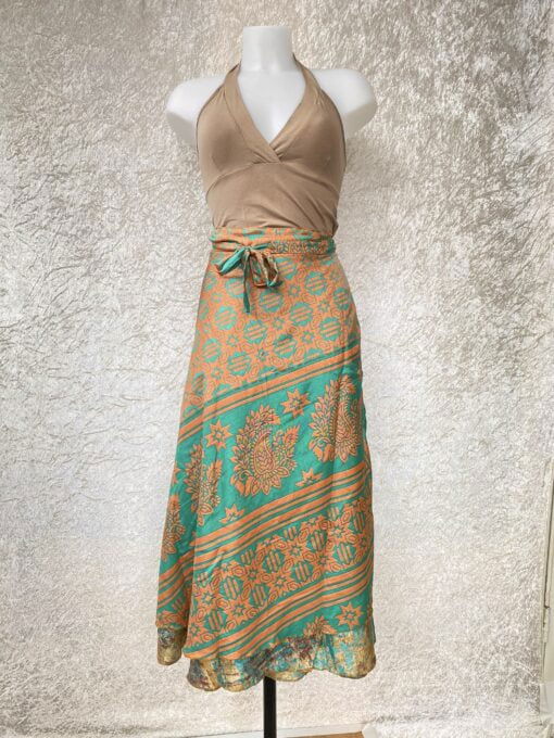 Wikkelrok passend van maat XS tot en met XXL. Gemaakt van twee vintage sari's uit India. De rok valt tot aan de enkel. De rok is aan twee zijden draagbaar, ofwel reversible. Voor en achterkant verschillen volledig van elkaar. Superleuk, upcycled en sustainable kledingstuk voor in je garderobe, en ook heerlijk voor mee op reis-want je hebt een 2 in 1 rok!