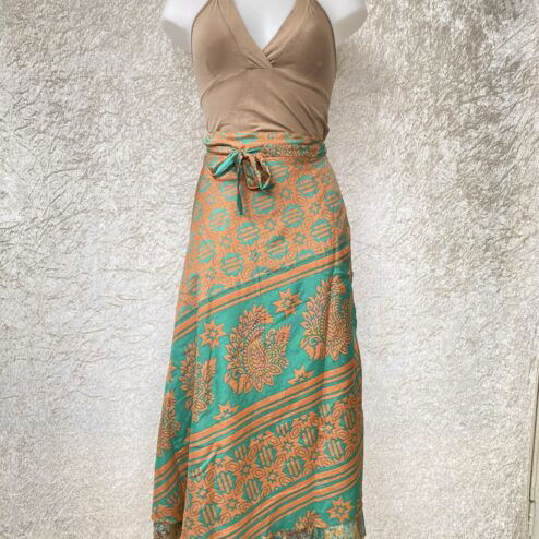 Wikkelrok passend van maat XS tot en met XXL. Gemaakt van twee vintage sari's uit India. De rok valt tot aan de enkel. De rok is aan twee zijden draagbaar, ofwel reversible. Voor en achterkant verschillen volledig van elkaar. Superleuk, upcycled en sustainable kledingstuk voor in je garderobe, en ook heerlijk voor mee op reis-want je hebt een 2 in 1 rok!