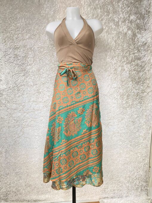 Wikkelrok passend van maat XS tot en met XXL. Gemaakt van twee vintage sari's uit India. De rok valt tot aan de enkel. De rok is aan twee zijden draagbaar, ofwel reversible. Voor en achterkant verschillen volledig van elkaar. Superleuk, upcycled en sustainable kledingstuk voor in je garderobe, en ook heerlijk voor mee op reis-want je hebt een 2 in 1 rok!