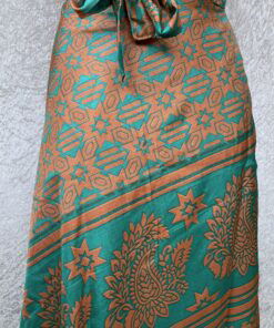 Wikkelrok passend van maat XS tot en met XXL. Gemaakt van twee vintage sari's uit India. De rok valt tot aan de enkel. De rok is aan twee zijden draagbaar, ofwel reversible. Voor en achterkant verschillen volledig van elkaar. Superleuk, upcycled en sustainable kledingstuk voor in je garderobe, en ook heerlijk voor mee op reis-want je hebt een 2 in 1 rok!