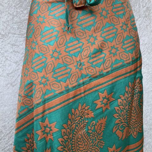 Wikkelrok passend van maat XS tot en met XXL. Gemaakt van twee vintage sari's uit India. De rok valt tot aan de enkel. De rok is aan twee zijden draagbaar, ofwel reversible. Voor en achterkant verschillen volledig van elkaar. Superleuk, upcycled en sustainable kledingstuk voor in je garderobe, en ook heerlijk voor mee op reis-want je hebt een 2 in 1 rok!