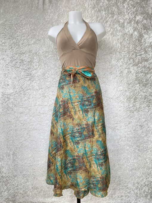 Wikkelrok passend van maat XS tot en met XXL. Gemaakt van twee vintage sari's uit India. De rok valt tot aan de enkel. De rok is aan twee zijden draagbaar, ofwel reversible. Voor en achterkant verschillen volledig van elkaar. Superleuk, upcycled en sustainable kledingstuk voor in je garderobe, en ook heerlijk voor mee op reis-want je hebt een 2 in 1 rok!