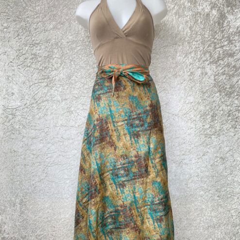 Wikkelrok passend van maat XS tot en met XXL. Gemaakt van twee vintage sari's uit India. De rok valt tot aan de enkel. De rok is aan twee zijden draagbaar, ofwel reversible. Voor en achterkant verschillen volledig van elkaar. Superleuk, upcycled en sustainable kledingstuk voor in je garderobe, en ook heerlijk voor mee op reis-want je hebt een 2 in 1 rok!