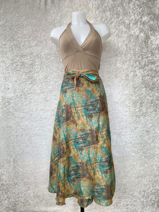 Wikkelrok passend van maat XS tot en met XXL. Gemaakt van twee vintage sari's uit India. De rok valt tot aan de enkel. De rok is aan twee zijden draagbaar, ofwel reversible. Voor en achterkant verschillen volledig van elkaar. Superleuk, upcycled en sustainable kledingstuk voor in je garderobe, en ook heerlijk voor mee op reis-want je hebt een 2 in 1 rok!