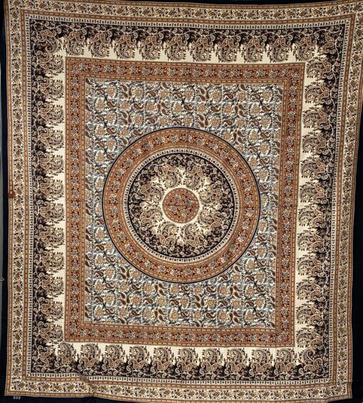 Prachtige met de hand gezeefdrukte katoenen doek uit India. Lekker voor op een tweepersoonsbed, op de bank, aan de muur of mee naar het strand of picknick.