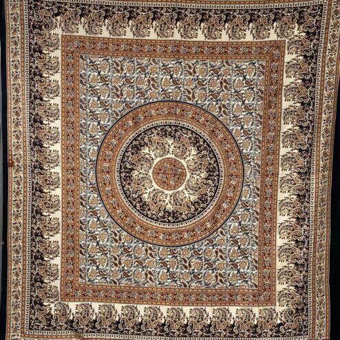 Prachtige met de hand gezeefdrukte katoenen doek uit India. Lekker voor op een tweepersoonsbed, op de bank, aan de muur of mee naar het strand of picknick.