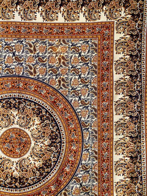 Prachtige met de hand gezeefdrukte katoenen doek uit India. Lekker voor op een tweepersoonsbed, op de bank, aan de muur of mee naar het strand of picknick.