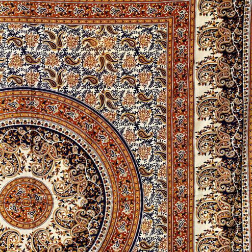 Prachtige met de hand gezeefdrukte katoenen doek uit India. Lekker voor op een tweepersoonsbed, op de bank, aan de muur of mee naar het strand of picknick.
