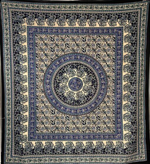 Prachtige met de hand gezeefdrukte katoenen doek uit India. Lekker voor op een tweepersoonsbed, op de bank, aan de muur of mee naar het strand of picknick.