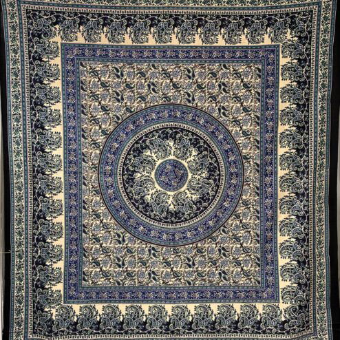 Prachtige met de hand gezeefdrukte katoenen doek uit India. Lekker voor op een tweepersoonsbed, op de bank, aan de muur of mee naar het strand of picknick.