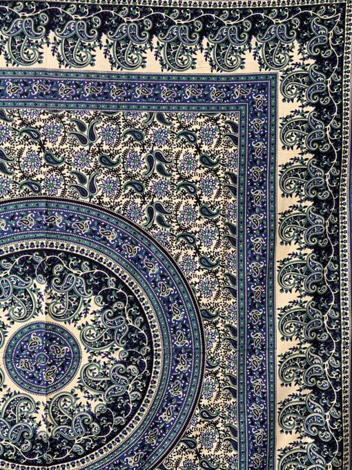 Prachtige met de hand gezeefdrukte katoenen doek uit India. Lekker voor op een tweepersoonsbed, op de bank, aan de muur of mee naar het strand of picknick.