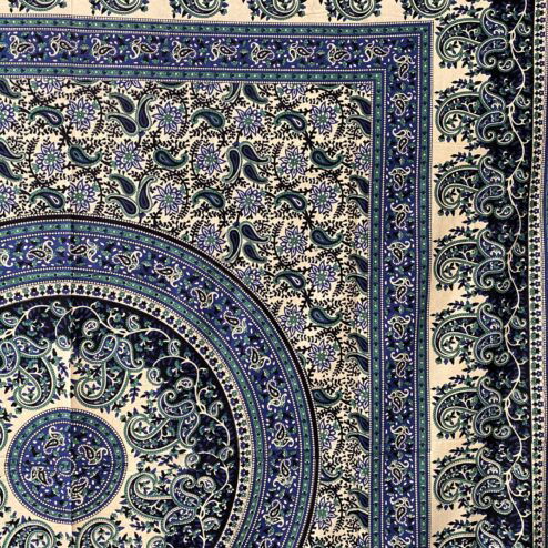 Prachtige met de hand gezeefdrukte katoenen doek uit India. Lekker voor op een tweepersoonsbed, op de bank, aan de muur of mee naar het strand of picknick.