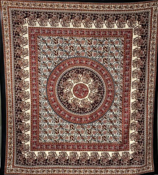 Prachtige met de hand gezeefdrukte katoenen doek uit India. Lekker voor op een tweepersoonsbed, op de bank, aan de muur of mee naar het strand of picknick.
