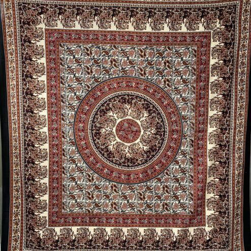 Prachtige met de hand gezeefdrukte katoenen doek uit India. Lekker voor op een tweepersoonsbed, op de bank, aan de muur of mee naar het strand of picknick.