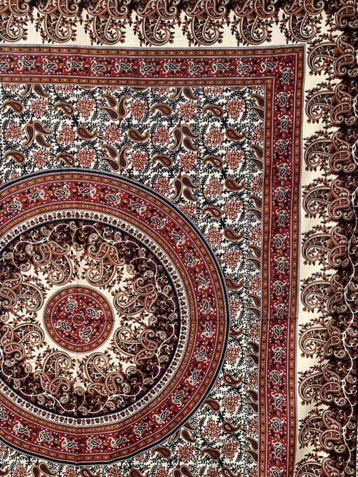 Prachtige met de hand gezeefdrukte katoenen doek uit India. Lekker voor op een tweepersoonsbed, op de bank, aan de muur of mee naar het strand of picknick.