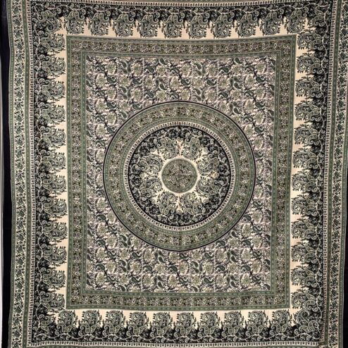 Prachtige met de hand gezeefdrukte katoenen doek uit India. Lekker voor op een tweepersoonsbed, op de bank, aan de muur of mee naar het strand of picknick.