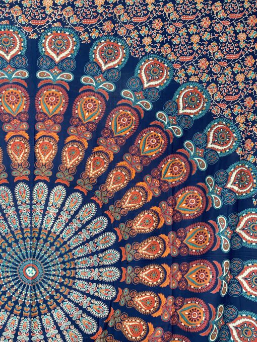Prachtige met de hand gezeefdrukte katoenen doek uit India. Lekker voor op een tweepersoonsbed, op de bank, aan de muur of mee naar het strand of picknick.