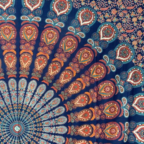 Prachtige met de hand gezeefdrukte katoenen doek uit India. Lekker voor op een tweepersoonsbed, op de bank, aan de muur of mee naar het strand of picknick.