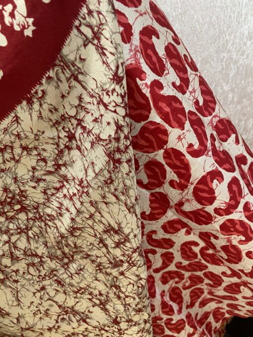Wikkelrok passend van maat XS tot en met XXL. Gemaakt van twee vintage sari's uit India. De rok valt tot aan de enkel. De rok is aan twee zijden draagbaar, ofwel reversible. Voor en achterkant verschillen volledig van elkaar. Superleuk, upcycled en sustainable kledingstuk voor in je garderobe, en ook heerlijk voor mee op reis-want je hebt een 2 in 1 rok!