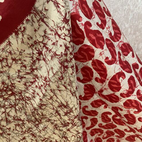 Wikkelrok passend van maat XS tot en met XXL. Gemaakt van twee vintage sari's uit India. De rok valt tot aan de enkel. De rok is aan twee zijden draagbaar, ofwel reversible. Voor en achterkant verschillen volledig van elkaar. Superleuk, upcycled en sustainable kledingstuk voor in je garderobe, en ook heerlijk voor mee op reis-want je hebt een 2 in 1 rok!