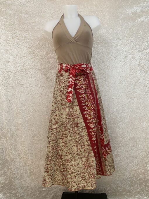 Wikkelrok passend van maat XS tot en met XXL. Gemaakt van twee vintage sari's uit India. De rok valt tot aan de enkel. De rok is aan twee zijden draagbaar, ofwel reversible. Voor en achterkant verschillen volledig van elkaar. Superleuk, upcycled en sustainable kledingstuk voor in je garderobe, en ook heerlijk voor mee op reis-want je hebt een 2 in 1 rok!