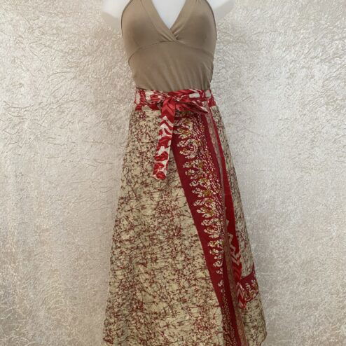 Wikkelrok passend van maat XS tot en met XXL. Gemaakt van twee vintage sari's uit India. De rok valt tot aan de enkel. De rok is aan twee zijden draagbaar, ofwel reversible. Voor en achterkant verschillen volledig van elkaar. Superleuk, upcycled en sustainable kledingstuk voor in je garderobe, en ook heerlijk voor mee op reis-want je hebt een 2 in 1 rok!