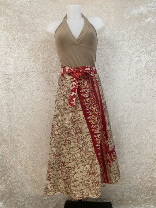 Wikkelrok passend van maat XS tot en met XXL. Gemaakt van twee vintage sari's uit India. De rok valt tot aan de enkel. De rok is aan twee zijden draagbaar, ofwel reversible. Voor en achterkant verschillen volledig van elkaar. Superleuk, upcycled en sustainable kledingstuk voor in je garderobe, en ook heerlijk voor mee op reis-want je hebt een 2 in 1 rok!