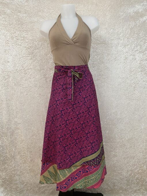 Wikkelrok passend van maat XS tot en met XXL. Gemaakt van twee vintage sari's uit India. De rok valt tot aan de enkel. De rok is aan twee zijden draagbaar, ofwel reversible. Voor en achterkant verschillen volledig van elkaar. Superleuk, upcycled en sustainable kledingstuk voor in je garderobe, en ook heerlijk voor mee op reis-want je hebt een 2 in 1 rok!