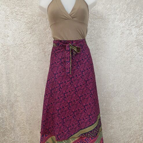 Wikkelrok passend van maat XS tot en met XXL. Gemaakt van twee vintage sari's uit India. De rok valt tot aan de enkel. De rok is aan twee zijden draagbaar, ofwel reversible. Voor en achterkant verschillen volledig van elkaar. Superleuk, upcycled en sustainable kledingstuk voor in je garderobe, en ook heerlijk voor mee op reis-want je hebt een 2 in 1 rok!