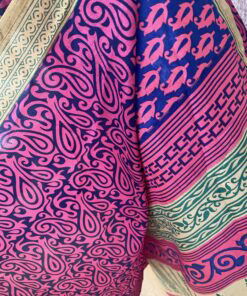 Wikkelrok passend van maat XS tot en met XXL. Gemaakt van twee vintage sari's uit India. De rok valt tot aan de enkel. De rok is aan twee zijden draagbaar, ofwel reversible. Voor en achterkant verschillen volledig van elkaar. Superleuk, upcycled en sustainable kledingstuk voor in je garderobe, en ook heerlijk voor mee op reis-want je hebt een 2 in 1 rok!