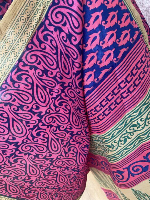 Wikkelrok passend van maat XS tot en met XXL. Gemaakt van twee vintage sari's uit India. De rok valt tot aan de enkel. De rok is aan twee zijden draagbaar, ofwel reversible. Voor en achterkant verschillen volledig van elkaar. Superleuk, upcycled en sustainable kledingstuk voor in je garderobe, en ook heerlijk voor mee op reis-want je hebt een 2 in 1 rok!