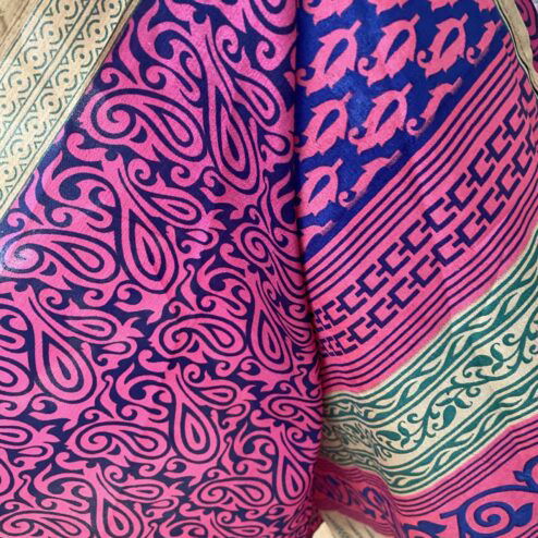 Wikkelrok passend van maat XS tot en met XXL. Gemaakt van twee vintage sari's uit India. De rok valt tot aan de enkel. De rok is aan twee zijden draagbaar, ofwel reversible. Voor en achterkant verschillen volledig van elkaar. Superleuk, upcycled en sustainable kledingstuk voor in je garderobe, en ook heerlijk voor mee op reis-want je hebt een 2 in 1 rok!