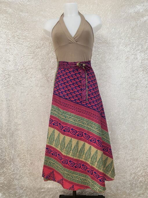 Wikkelrok passend van maat XS tot en met XXL. Gemaakt van twee vintage sari's uit India. De rok valt tot aan de enkel. De rok is aan twee zijden draagbaar, ofwel reversible. Voor en achterkant verschillen volledig van elkaar. Superleuk, upcycled en sustainable kledingstuk voor in je garderobe, en ook heerlijk voor mee op reis-want je hebt een 2 in 1 rok!