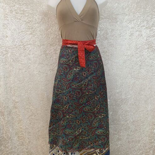 Wikkelrok passend van maat XS tot en met XXL. Gemaakt van twee vintage sari's uit India. De rok valt tot aan de enkel. De rok is aan twee zijden draagbaar, ofwel reversible. Voor en achterkant verschillen volledig van elkaar. Superleuk, upcycled en sustainable kledingstuk voor in je garderobe, en ook heerlijk voor mee op reis-want je hebt een 2 in 1 rok!