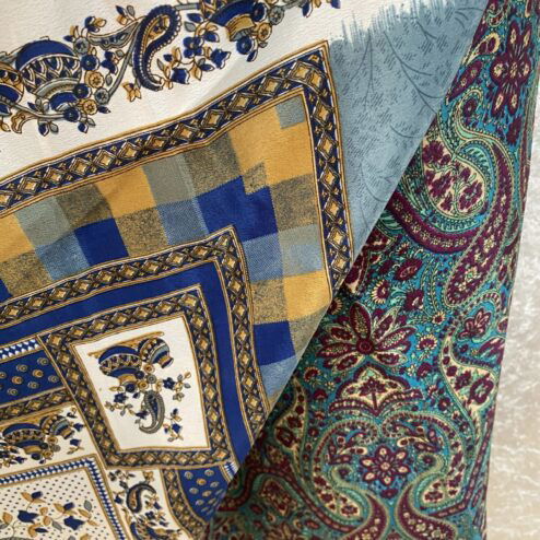 Wikkelrok passend van maat XS tot en met XXL. Gemaakt van twee vintage sari's uit India. De rok valt tot aan de enkel. De rok is aan twee zijden draagbaar, ofwel reversible. Voor en achterkant verschillen volledig van elkaar. Superleuk, upcycled en sustainable kledingstuk voor in je garderobe, en ook heerlijk voor mee op reis-want je hebt een 2 in 1 rok!