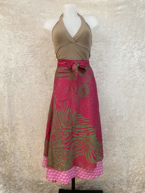 Wikkelrok passend van maat XS tot en met XXL. Gemaakt van twee vintage sari's uit India. De rok valt tot aan de enkel. De rok is aan twee zijden draagbaar, ofwel reversible. Voor en achterkant verschillen volledig van elkaar. Superleuk, upcycled en sustainable kledingstuk voor in je garderobe, en ook heerlijk voor mee op reis-want je hebt een 2 in 1 rok!