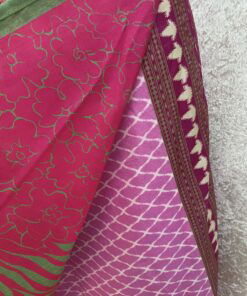 Wikkelrok passend van maat XS tot en met XXL. Gemaakt van twee vintage sari's uit India. De rok valt tot aan de enkel. De rok is aan twee zijden draagbaar, ofwel reversible. Voor en achterkant verschillen volledig van elkaar. Superleuk, upcycled en sustainable kledingstuk voor in je garderobe, en ook heerlijk voor mee op reis-want je hebt een 2 in 1 rok!