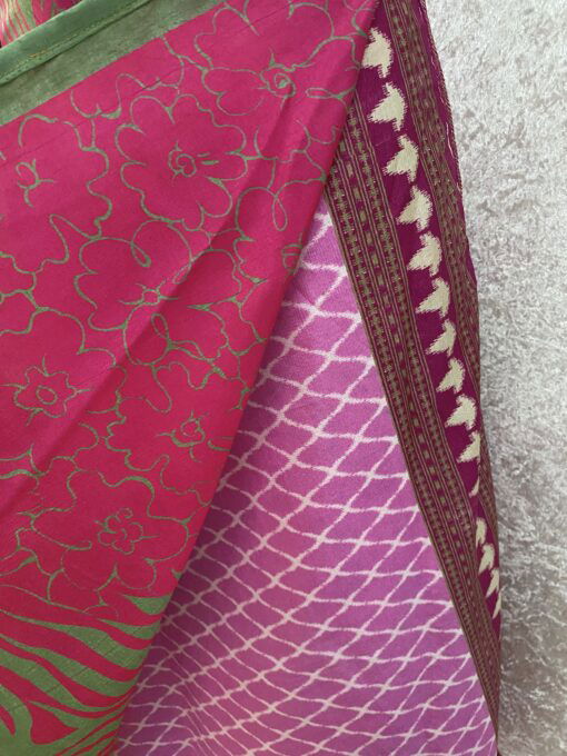 Wikkelrok passend van maat XS tot en met XXL. Gemaakt van twee vintage sari's uit India. De rok valt tot aan de enkel. De rok is aan twee zijden draagbaar, ofwel reversible. Voor en achterkant verschillen volledig van elkaar. Superleuk, upcycled en sustainable kledingstuk voor in je garderobe, en ook heerlijk voor mee op reis-want je hebt een 2 in 1 rok!