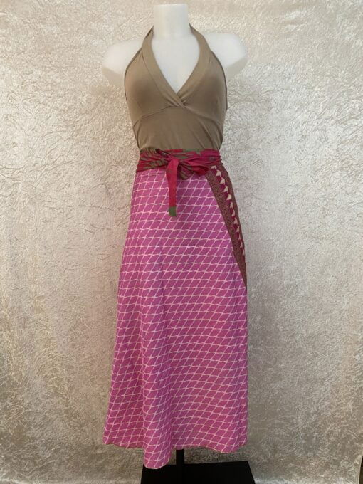 Wikkelrok passend van maat XS tot en met XXL. Gemaakt van twee vintage sari's uit India. De rok valt tot aan de enkel. De rok is aan twee zijden draagbaar, ofwel reversible. Voor en achterkant verschillen volledig van elkaar. Superleuk, upcycled en sustainable kledingstuk voor in je garderobe, en ook heerlijk voor mee op reis-want je hebt een 2 in 1 rok!