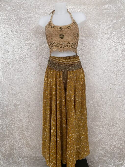 Superwijde broekrok gemaakt van vintage sari stoffen. Zwieren en zwaaien, dansen en schitteren. Elke broekrok is uniek er is er dus maar 1 in deze print!