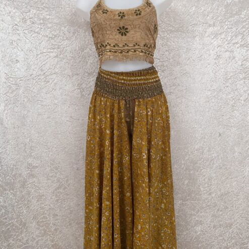 Superwijde broekrok gemaakt van vintage sari stoffen. Zwieren en zwaaien, dansen en schitteren. Elke broekrok is uniek er is er dus maar 1 in deze print!