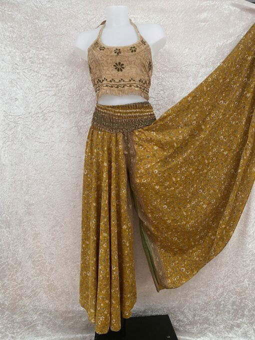 Superwijde broekrok gemaakt van vintage sari stoffen. Zwieren en zwaaien, dansen en schitteren. Elke broekrok is uniek er is er dus maar 1 in deze print!