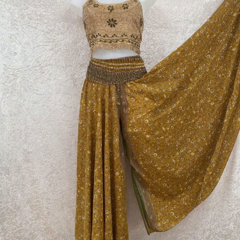 Superwijde broekrok gemaakt van vintage sari stoffen. Zwieren en zwaaien, dansen en schitteren. Elke broekrok is uniek er is er dus maar 1 in deze print!