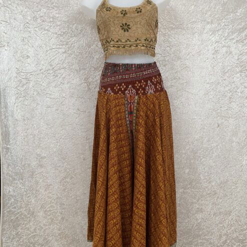 Superwijde broekrok gemaakt van vintage sari stoffen. Zwieren en zwaaien, dansen en schitteren. Elke broekrok is uniek er is er dus maar 1 in deze print!
